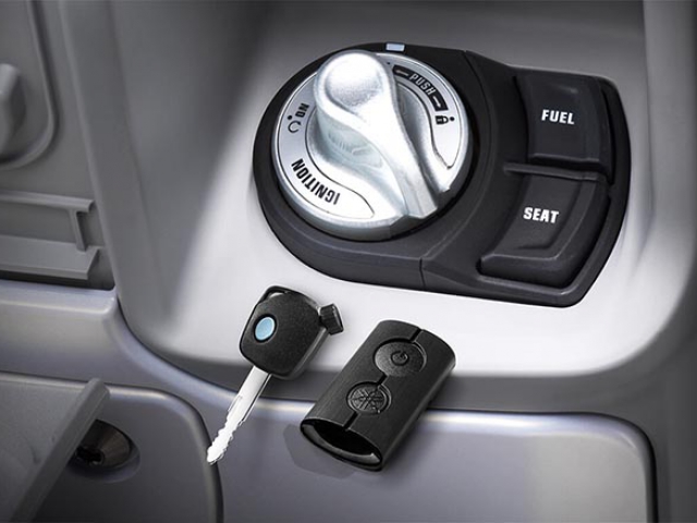 SMART KEY SYSTEM สตาร์ทหรือดับเครื่องยนต์ ปลดล็อคแฮนด์รถ ปลดล็อคเบาะ ปลดล็อคหรือล็อคฝาถังน้ำมัน  *เฉพาะใน QBIX ABS เท่านั้น