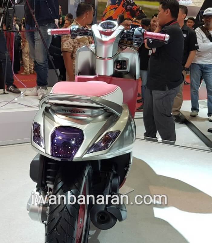 Honda กับคอนเซ็ปต์ New Scoopy i 150 ท้ายรถ