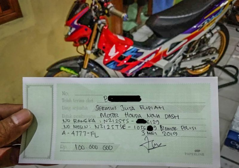 เปย์มอเตอร์ไซค์คันนี้เป็นจำนวน 100,000,000 รูเปีย