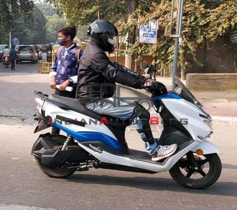 ภาพ Suzuki Burgman สกูตเตอร์ไฟฟ้าวิ่งทดสอบ ด้านข้าง