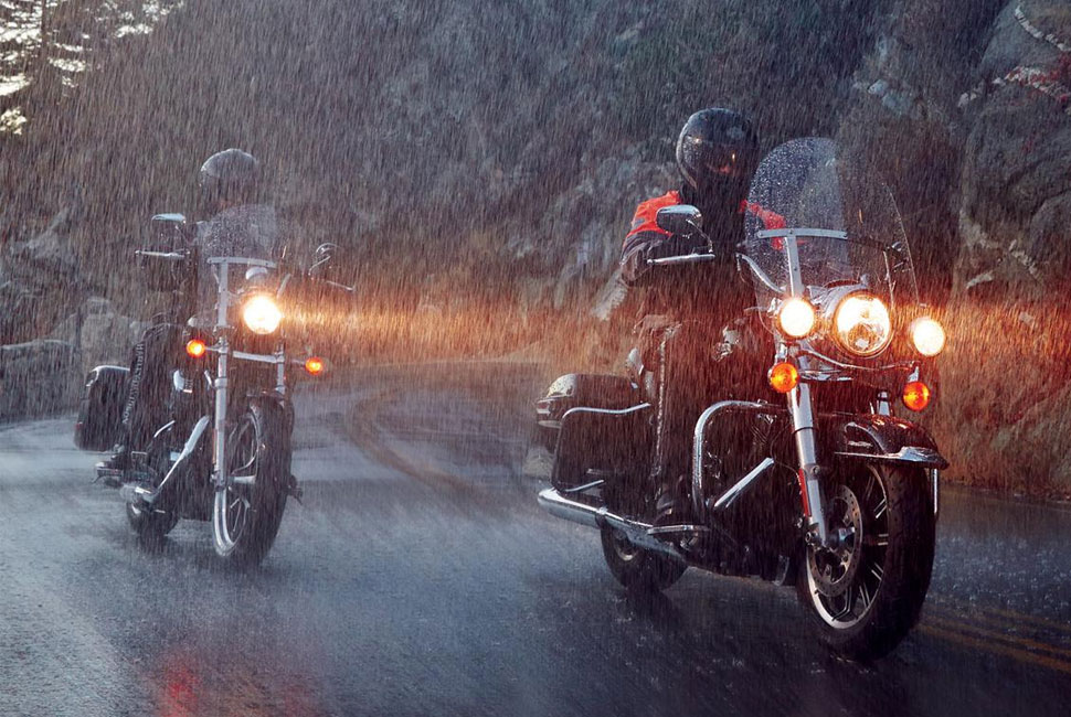 ภาพ ขับทัวร์ริ่งเวลาฝนตก