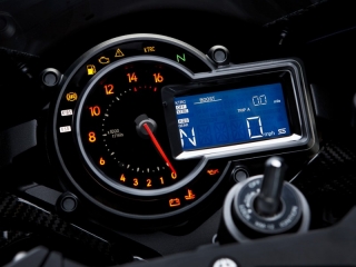 หน้าปัดเรือนไมล์เป็นแบบอนาล็อกผสมผสานกับหน้าจอ LCD มัลติฟังก์ชั่น
