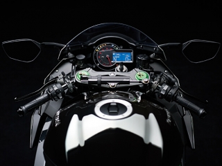 ในส่วนท่านั่งฟิลลิ่งจะคล้ายกับ ZX-10R ที่เป็นรถซูเปอร์สปอร์ตไบค์เหมือนกัน
