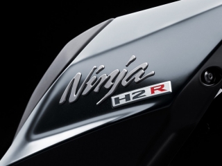 Logo Ninja H2R โดดเด่น ชัดเจน บ่งบอกถึงตัวตนที่เหนือกว่า แรงกว่า ท้าชนกับทุกรุ่น