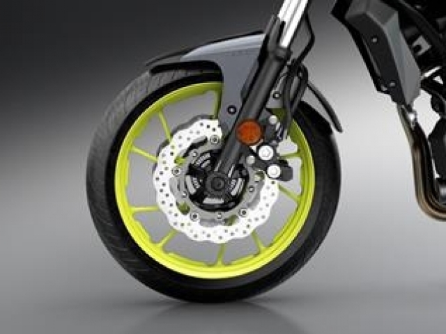 ระบบกันสะเทือนด้านหน้าแบบ เทเลสโคปิค Adjustable 41 มม. Inverted fork ล้อหน้าเป็นแบบล้อแม็กซ์ อลูมิเนียม ขนาด 17 นิ้ว