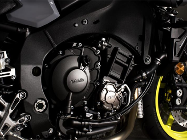 เครื่องยนต์ 4 สูบแถวเรียง DOHC 4 วาล์ว 4 จังหวะ  โดยเครื่องยนต์เป็นบล็อกเดียวกันกับ YZF-R1