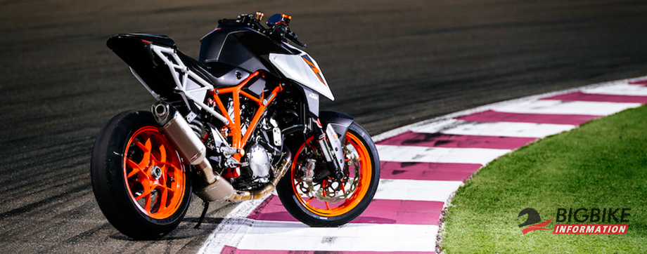 ภาพ KTM 1290 Super Duke R สีขาว ด้านหลัง