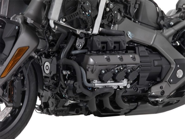 เครื่องยนต์ LIQUID-COOLED HORIZONTALLY OPPOSED 6 CYLINDER ขนาดครื่องยนต์ 1,832 ซีซี