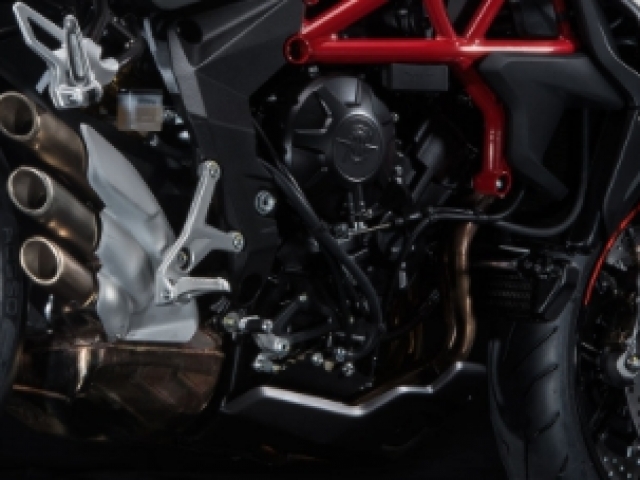 เครื่องยนต์ 3 สูบ DOHC 12 วาล์ว ขนาดเครื่องยนต์ 798 ซีซี