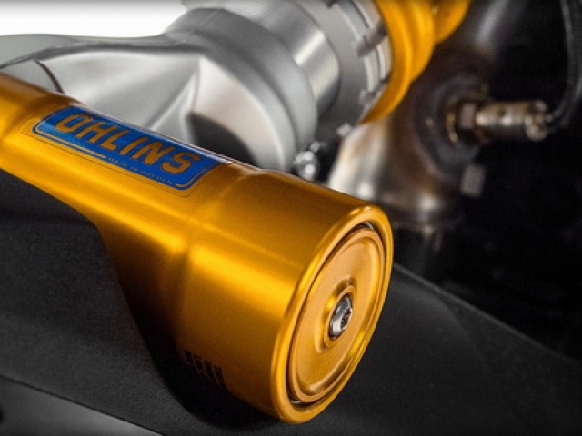 โช้คอัพเดี่ยวมีกระปุกซับแท้งค์ ของ ÖHLINS สวิงอาร์ม ระยะยุบ 120 มม. ปรับระดับได้
