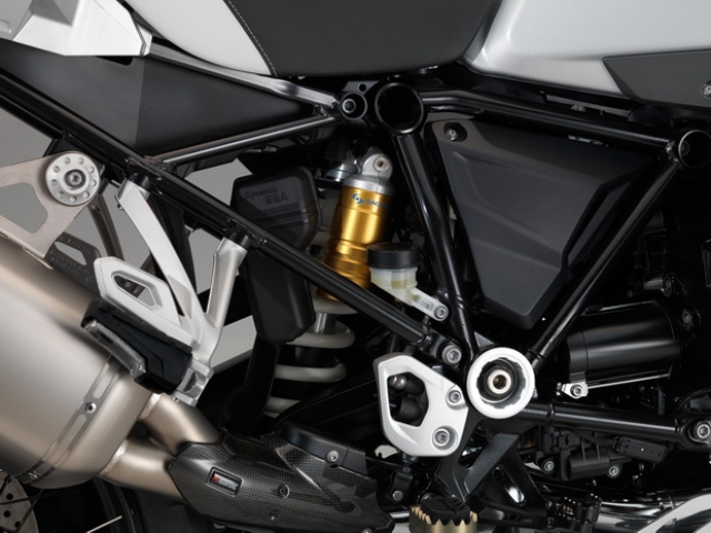 ระบบกันสะเทือนด้านหลังเป็นแบบ สวิงอาร์มอลูมิเนียมด้านเดียว BMW MOTORRAD PARALEVER;WAD โช้ค HANDWHEEL, REBOUND DAMPING สามารถปรับได้