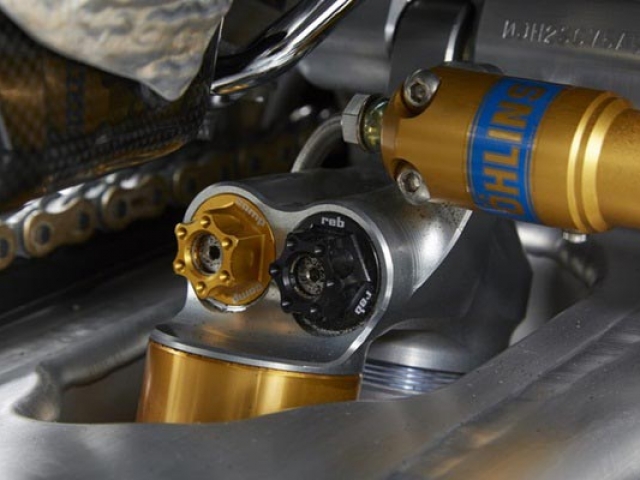 โช้คอัพหลังสปริงเดี่ยว ของ ÖHLINS ทำงานร่วมกับระบบ PRO – LINK สามารถปรับระดับได้ด้วยระบบไฟฟ้า