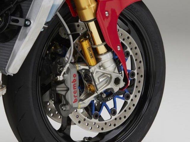 ระบบเบรกด้านหน้าเป็นแบบ ดิสก์เบรกคู่ ของ BREMBO (ชุดใหญ่)