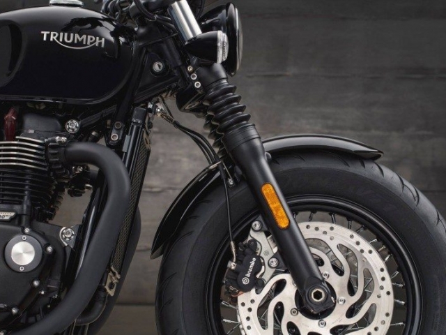 ระบบเบรกด้านหน้าเป็นแบบ ดิสก์เบรกคู่ TWIN 310 MM DISC, BREMBO 2-PISTON FLOATING CALIPERS