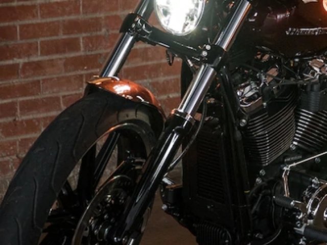 าพร้อมโครง SOFTAIL ที่มีความแข็งแรงและยังมีน้ำหนักที่เบา ให้ความสวยงานเข้ากับรถได้ดี ไฟหน้าแบบกลมเป็น LED ออกมามาได้สวย ดูเด่น ให้ความสว่างที่เพียงพอในตอนกลางคืน
