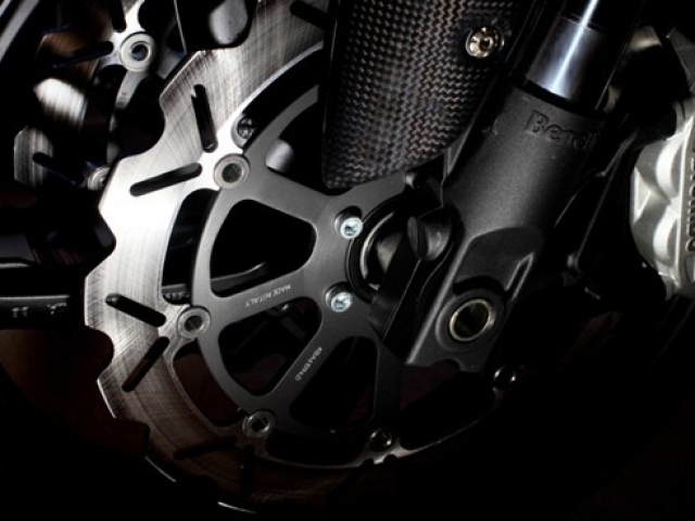 ระบบเบรกหน้าแบบ ดิสก์เบรคคู่ ขนาดจานเบรค 320 มม. คาลิเปอร์ BREMBO 4 ลูกสูบ