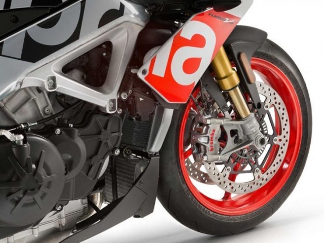 ระบบกันสะเทือนด้านหน้าแบบ ÖHLINS อัพไซด์ดาวน์ ปรับ SPRING PRELOAD/HYDRAULIC COMPRESSION/REBOUND DAMPING ระยะยุบที่ 120 มม.
