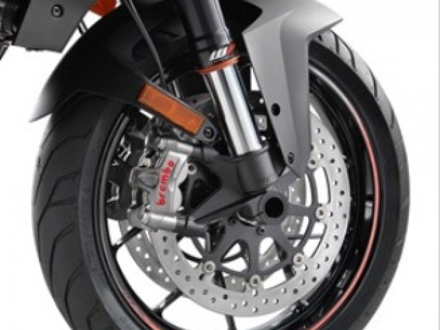 ระบบเบรกด้านหน้าเป็นแบบ ดิสก์เบรกคู่ ขนาด 320 มม. คาลิเปอร์ 4 ลูกสูบ ของ BREMBO สั่งงานด้วยระบบไฮดรอลิค พร้อม ABS สามารถเลือกเปิดปิดได้