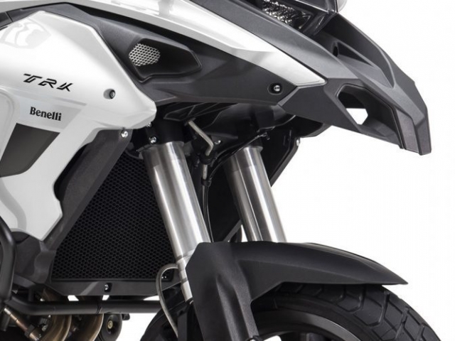 ระบบกันสะเทือนด้านหน้าแบบ ADJUSTABLE UPSIDE-DOWN FORKS Ø 50MM โดดเด่นด้วยแกนสีเงิน