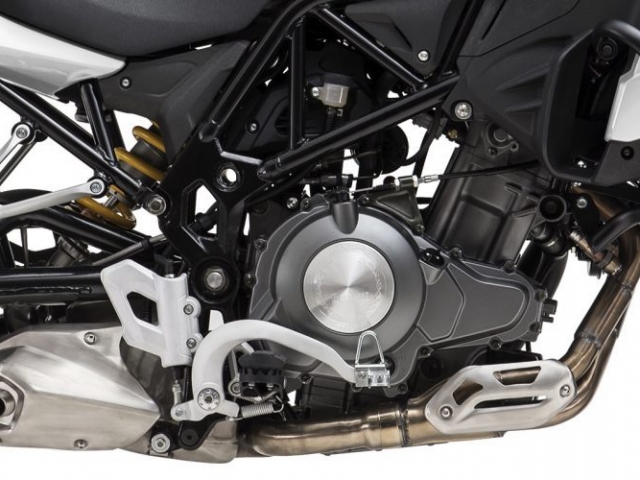 เครื่องยนต์ 2 สูบ 4 จังหวะ DOHC 4 วาล์วต่อสูบ ขนาดเครื่องยนต์ที่ให้มาขนาด 499.6 ซีซี