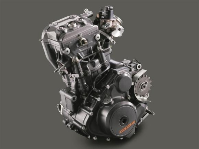เครื่องยนต์ 1 สูบ 4 จังหวะ DOHC 2 วาล์ว ขนาดเครื่องยนต์ 373.2 ซีซี