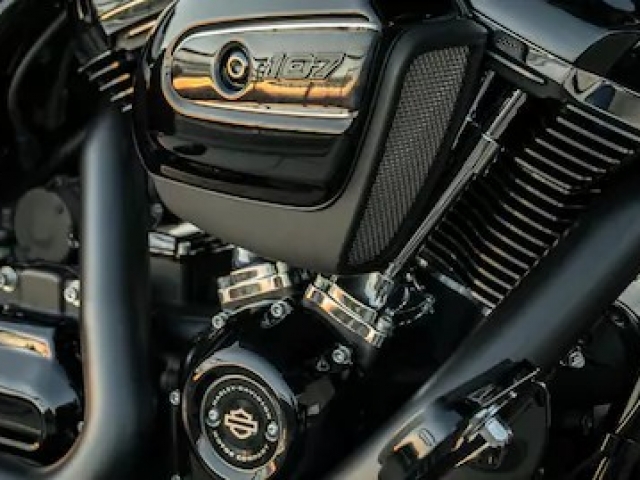 เครื่องยนต์ MILWAUKEE EIGHT 107 สไตล์ BLACKED OUT ที่ให้กำลังเครื่องยนต์มาถึง 1,745 ซีซี