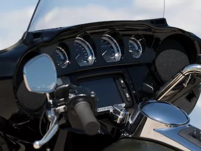 ระบบ PREMIUM BOOM BOX 6.5 INFOTAINMENT SYSTEM หน้าจอแบบสัมผัสขนาด 165 มม.