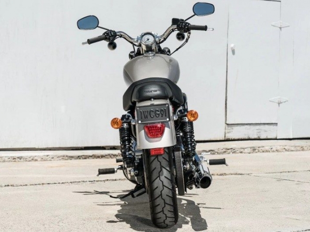 ระบบกันสะเทือนหลังของ HARLEY DAVIDSON SPORTSTER 1200 CUSTOM ใช้เป็นแบบ โช้คอัพคู่พร้อมสปริงปรับระดับได้ ระยะ 54 มม.