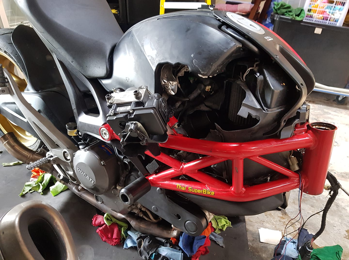 สภาพรถ Ducati Monster 795 อะไหล่หาย ที่ สน.พญาไท