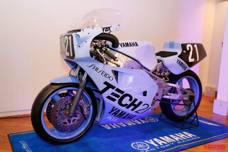ยามาฮ่า FZR750 ที่ทีม Tech 21 ใช้แข่งครั้งแรก เมื่อปี ค.ศ. 1985