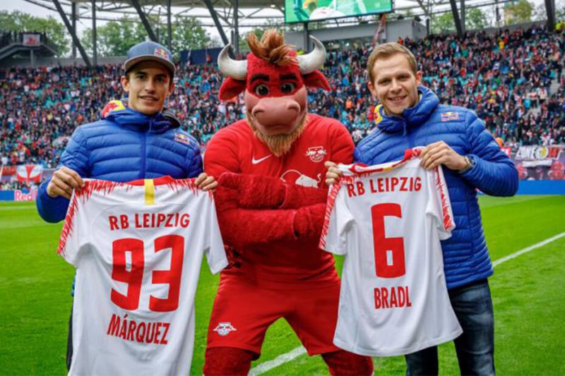 Marc Marquez ที่สนามแข่งขับฟุตบอล ระหว่าง ไลฟ์ซิกซ์ กับ บาเยิร์น
