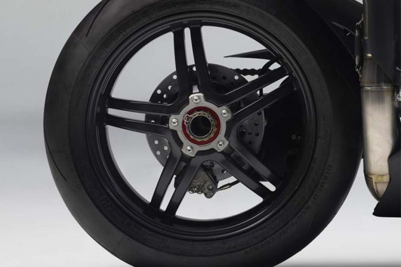 คาดว่ามีล้อคาร์บอนคล้ายกับ BST ใน 1299 Superleggera (รูปตัวอย่างด้านบน)