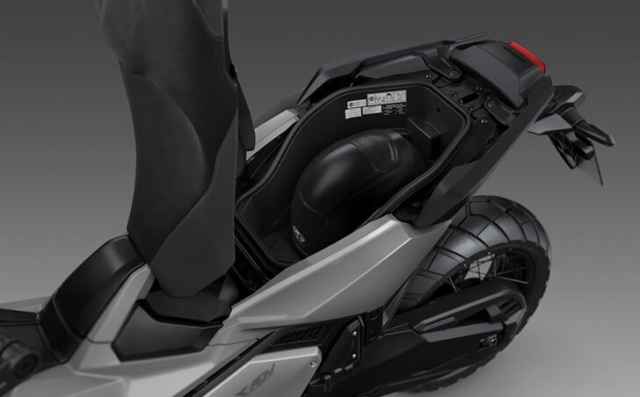 Honda X-ADV750 ช่องเก็บของใต้เบาะนั่ง