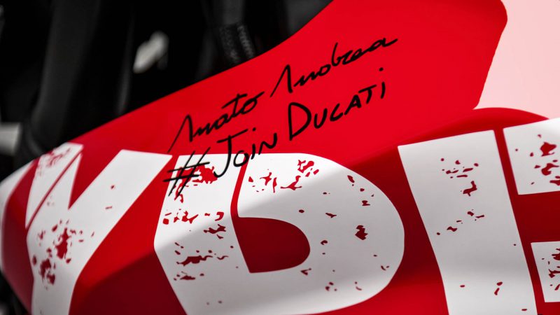 Join Ducati กราฟิกพิเศษที่มีลายเซ็นต์ของ Ducati Andrea Amato
