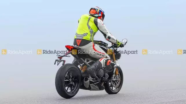 พบภาพ New Triumph Speed Triple พบจักรยานยนต์ Street Triple วิ่งทดสอบ